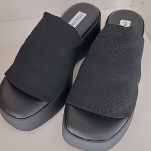 STEVE MADDEN “SLINKY30” WOMENS SANDAL. BRAND NEW SIZE 7.0. MADE IN ITALY.